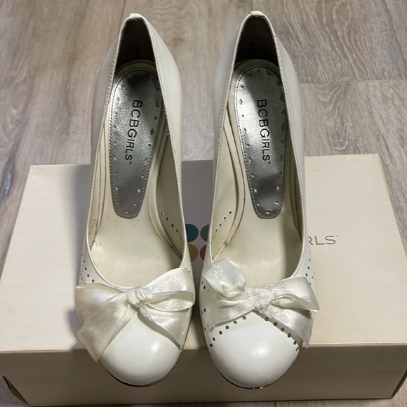 BCBGirls white leather heels w/satin bow* - Picture 2 of 9